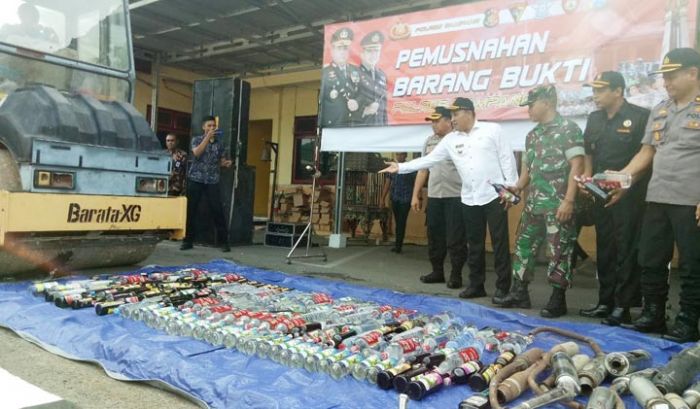 Jelang Natal dan Tahun Baru, Polres Sampang Musnahkan Ratusan Miras dan Knalpot Blong