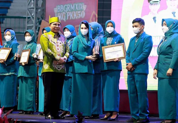 Raih Terbaik II Pelaksana 10 Program Pokok PKK, Bunda Fey Terima Penghargaan dari Arumi Bachsin Raih Terbaik II Pelaksana 10 Program Pokok PKK, Bunda Fey Terima Penghargaan dari Arumi Bachsin