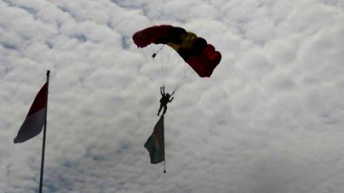 Atraksi Terjun Payung Komando Pasukan Katak Meriahkan Upacara Hari Kesaktian