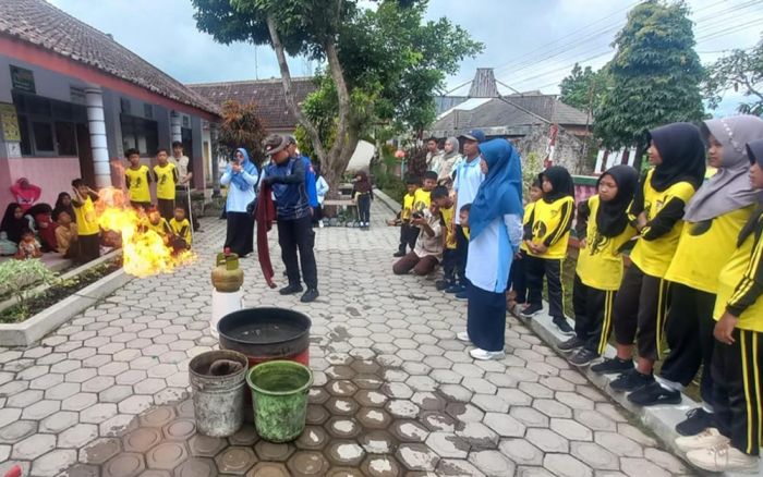 Perkuat Mitigasi di Wilayah Pedesaan, Damkar Magetan Gelar Edukasi di SDN Bogoarum 2 Plaosan