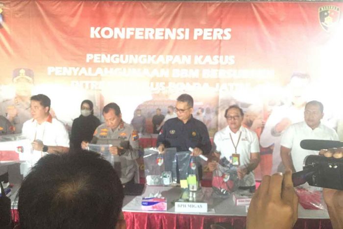 Polda Jatim Ungkap Penyelundupan BBM Bersubsidi Jenis Solar 45.500 Liter Polda Jatim Ungkap Penyelundupan BBM Bersubsidi Jenis Solar 45.500 Liter