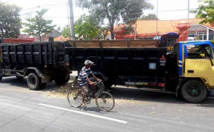 Dump Truk Muat Hasil Tambang Seruduk Kontainer di Jalan PB Soedirman Situbondo Dump Truk Muat Hasil Tambang Seruduk Kontainer di Jalan PB Soedirman Situbondo