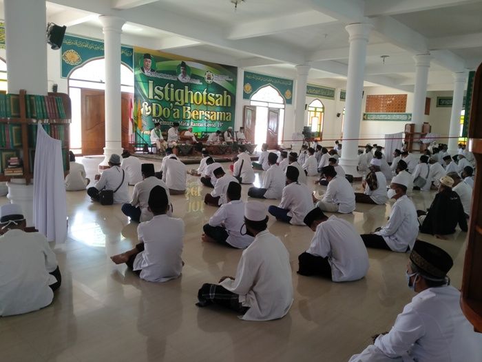 Istighatsah Bersama 1.750 Takmir Masjid, Kiai Asep Kembali Bagikan Beras 100 Ton Istighatsah Bersama 1.750 Takmir Masjid, Kiai Asep Kembali Bagikan Beras 100 Ton