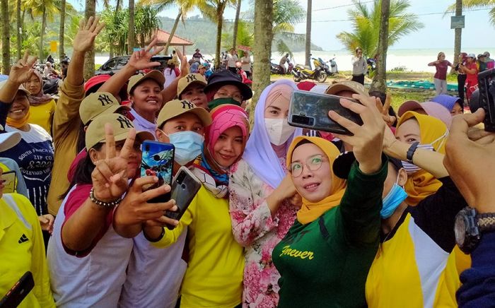 Kampanyekan Nur Arifin di Pantai Blado, Novita Jadi Rebutan Selfie Kampanyekan Nur Arifin di Pantai Blado, Novita Jadi Rebutan Selfie