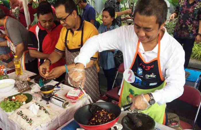 Nasi Goreng Hitam Warnai HUT Provinsi Jawa Timur di Taman Surya Surabaya Nasi Goreng Hitam Warnai HUT Provinsi Jawa Timur di Taman Surya Surabaya