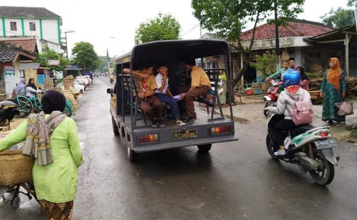 Serunya Berangkat Sekolah Naik Mobil Patroli Polisi