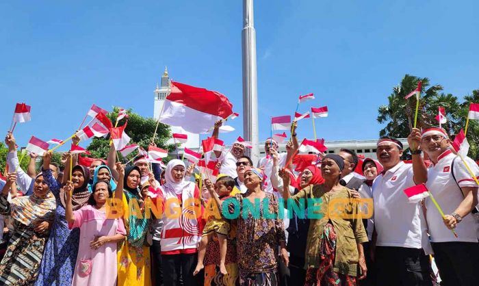 Meriahkan HUT ke-78 RI, Gubernur Khofifah Bagikan 3.000 Bendera dan Sembako untuk Masyarakat Meriahkan HUT ke-78 RI, Gubernur Khofifah Bagikan 3.000 Bendera dan Sembako untuk Masyarakat