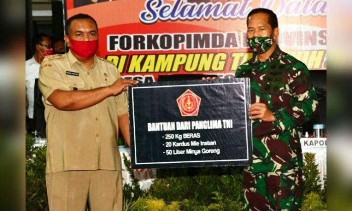 Pangdam V/Brawijaya Salurkan Bantuan Panglima TNI di Kampung Tangguh Desa Joho, Dagangan Madiun Pangdam V/Brawijaya Salurkan Bantuan Panglima TNI di Kampung Tangguh Desa Joho, Dagangan Madiun