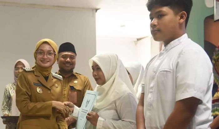 Serahkan Ijazah Kesetaraan, Wali Kota Kediri Targetkan Tidak Ada Angka Putus Sekolah Serahkan Ijazah Kesetaraan, Wali Kota Kediri Targetkan Tidak Ada Angka Putus Sekolah