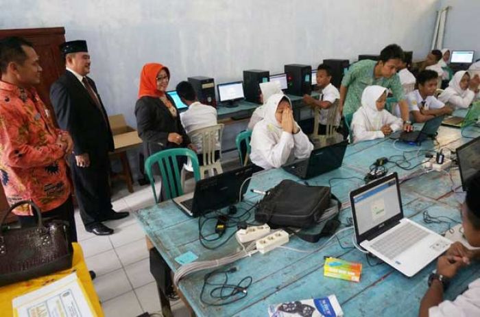 Wabup Mundjidah Tinjau UN SMP-MTsN Tambakberas, Siapkan Tim IT UNBK Antisipasi Hacker Wabup Mundjidah Tinjau UN SMP-MTsN Tambakberas, Siapkan Tim IT UNBK Antisipasi Hacker