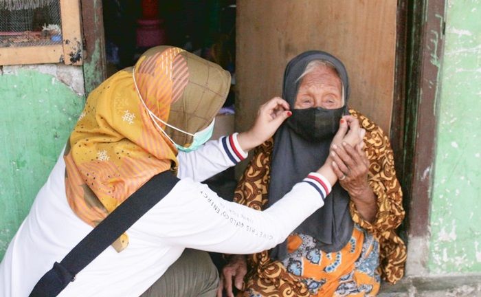 Permudah Bantu Nenek Asal Kalimantan Bersama Kedua Cucunya, Pemkot Kediri Siapkan KTP Baru Permudah Bantu Nenek Asal Kalimantan Bersama Kedua Cucunya, Pemkot Kediri Siapkan KTP Baru