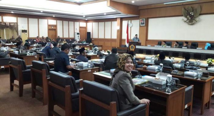 DPRD Gresik Sampaikan 18 Rekomendasi Terhadap LKPj Pelaksanaan APBD 2018 DPRD Gresik Sampaikan 18 Rekomendasi Terhadap LKPj Pelaksanaan APBD 2018