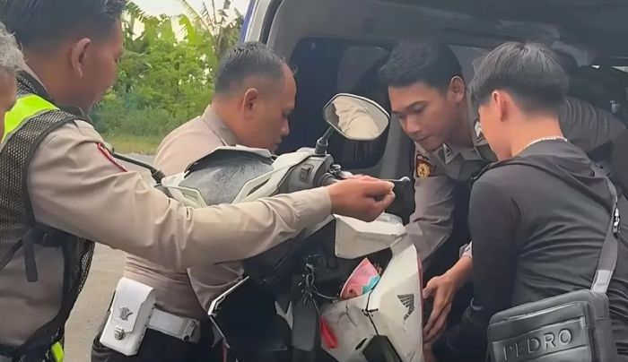 Satlantas Polres Lamongan Evakuasi Motor Pemudik yang Alami Overheat