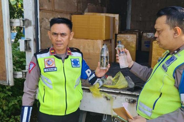 PJR Polda Jatim Gagalkan Penyelundupan 67 Dus Arak Bali PJR Polda Jatim Gagalkan Penyelundupan 67 Dus Arak Bali