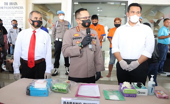 Satresnarkoba Polresta Banyuwangi Gagalkan Peredaran 1 Kg Sabu, Dua Pelaku Ditangkap Satresnarkoba Polresta Banyuwangi Gagalkan Peredaran 1 Kg Sabu, Dua Pelaku Ditangkap