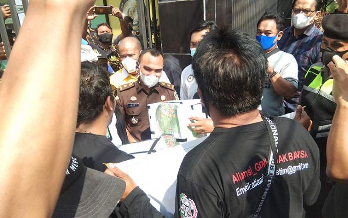 Gabungan LSM di Pasuruan Demo Tuntut Kejaksaan Tuntaskan Kasus Dugaan Fee Proyek TPA Gabungan LSM di Pasuruan Demo Tuntut Kejaksaan Tuntaskan Kasus Dugaan Fee Proyek TPA