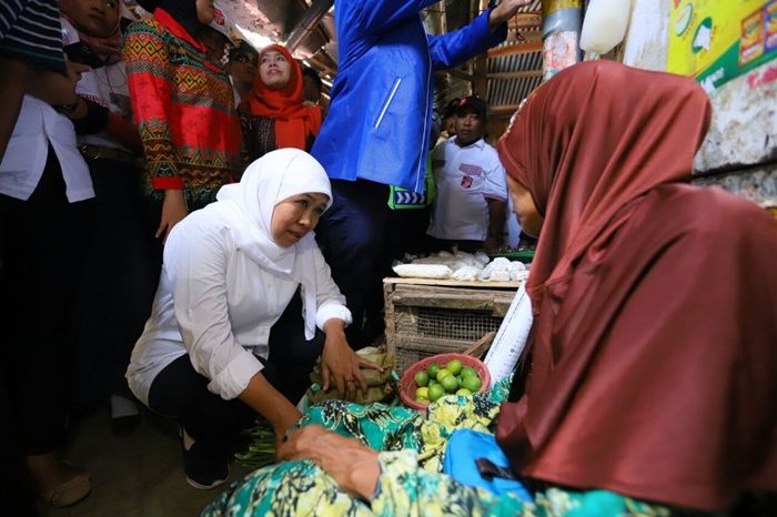 ​Puasa Perdana, Khofifah Tetap Keliling Serap Aspirasi Warga Pasar di Surabaya