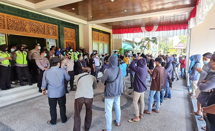Gagal Temui Bupati Bangkalan, Pokmas Dua Desa Janji Akan Geruduk Kantor Pemkab Tiap Jam Kerja Gagal Temui Bupati Bangkalan, Pokmas Dua Desa Janji Akan Geruduk Kantor Pemkab Tiap Jam Kerja