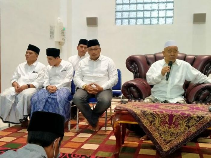 Pulang Umroh, Kiai Asep Langsung Bagi Sedekah pada 2.500 Warga Mojokerto Pulang Umroh, Kiai Asep Langsung Bagi Sedekah pada 2.500 Warga Mojokerto