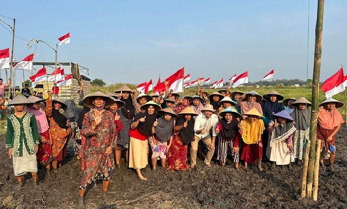 Mas Dion Hadirkan Nasionalisme di Tengah Sawah, Upacara Bendera Bersama Petani Masangan Mas Dion Hadirkan Nasionalisme di Tengah Sawah, Upacara Bendera Bersama Petani Masangan