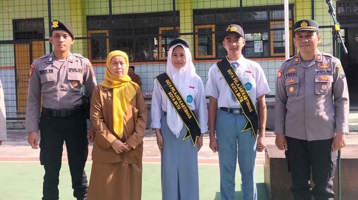 Kapolsek Junrejo Kukuhkan Dua Siswa SMAN 2 Batu Jadi Duta Kamtibmas Kapolsek Junrejo Kukuhkan Dua Siswa SMAN 2 Batu Jadi Duta Kamtibmas