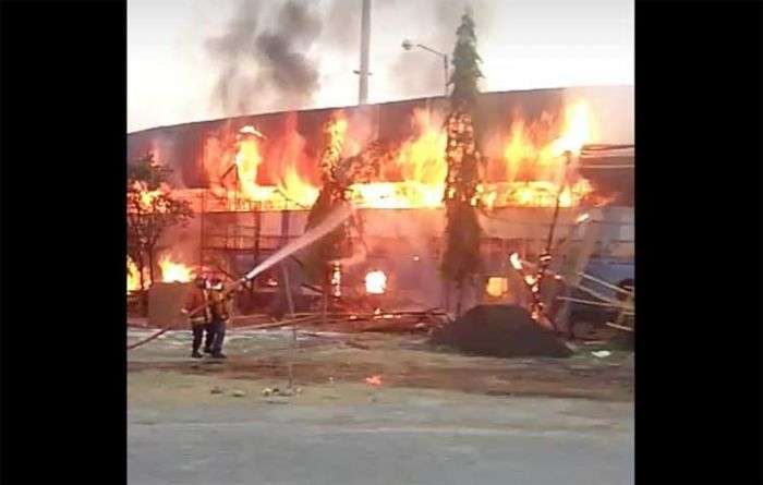 Stadion Surajaya Lamongan Terbakar Stadion Surajaya Lamongan Terbakar