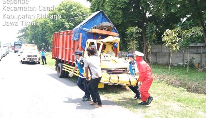 Hantam Truk Pindah Jalur Mendadak, Seorang Sopir di Sidoarjo Tewas di Tempat