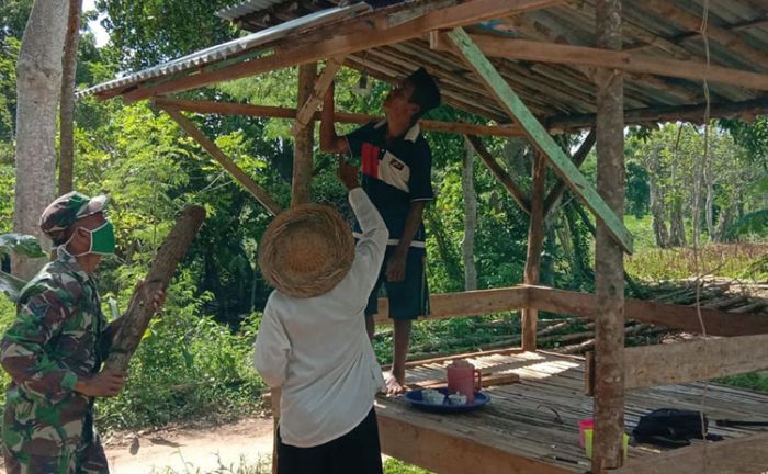 Tingkatkan Keamanan Lingkungan, Babinsa Batuputih Kerja Bakti Bareng Warga Bangun Pos Kamling Tingkatkan Keamanan Lingkungan, Babinsa Batuputih Kerja Bakti Bareng Warga Bangun Pos Kamling