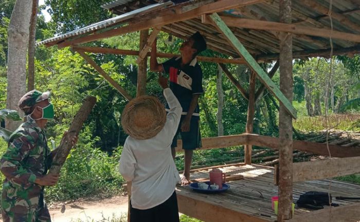 Tingkatkan Keamanan Lingkungan, Babinsa Batuputih Kerja Bakti Bareng Warga Bangun ​Pos Kamling