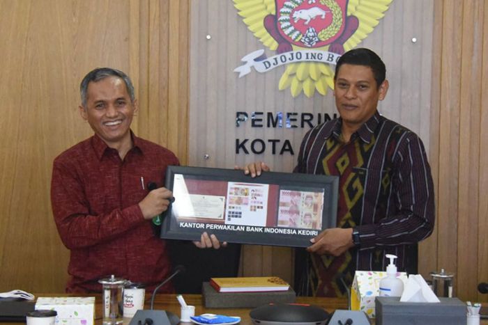 Peluncuran Uang Kertas Emisi 2022, Wali Kota Kediri Terima Uang Baru Berseri Tahun Kelahirannya Peluncuran Uang Kertas Emisi 2022, Wali Kota Kediri Terima Uang Baru Berseri Tahun Kelahirannya
