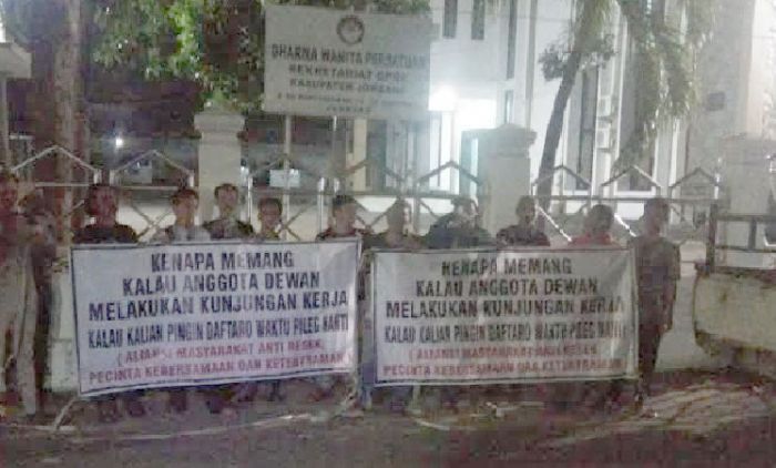 Viral Foto Aksi Warga Bela DPRD Jombang Terkait Kunker