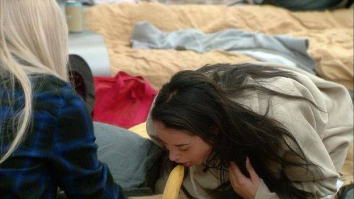 Selibriti Melakukan Oral S*** pada Pisang Selibriti Melakukan Oral S*** pada Pisang