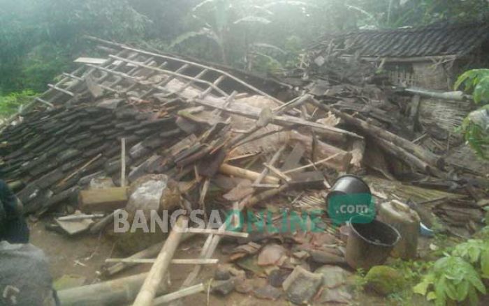 Ditiup Angin, Rumah di Desa Bajulan Nganjuk Roboh Ditiup Angin, Rumah di Desa Bajulan Nganjuk Roboh