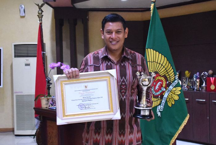 Wali Kota Kediri Terima Penghargaan Anugerah Parahita Ekapraya Kategori Madya untuk Kedua Kalinya Wali Kota Kediri Terima Penghargaan Anugerah Parahita Ekapraya Kategori Madya untuk Kedua Kalinya