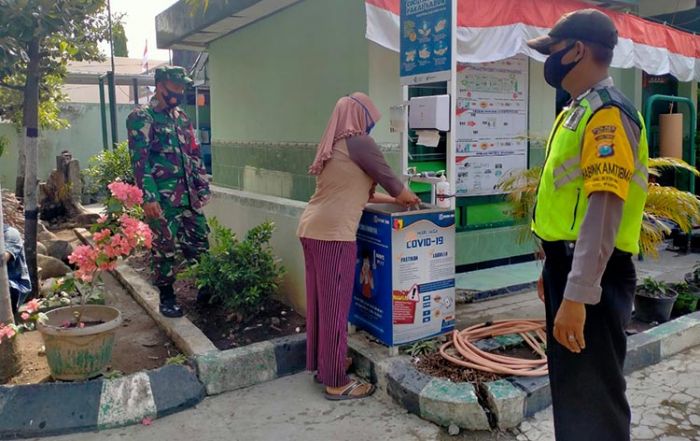 Pantau Penyaluran BST, Babinsa Koramil 02/Paron Imbau Warga Tetap Patuhi Protokol Kesehatan