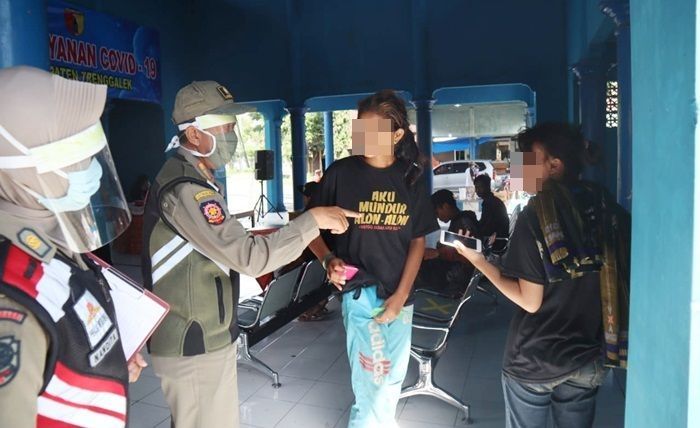 Asyik Gandol Truk, 5 Anjal Terjaring di Check Point Covid-19 Terminal Durenan Trenggalek Asyik Gandol Truk, 5 Anjal Terjaring di Check Point Covid-19 Terminal Durenan Trenggalek