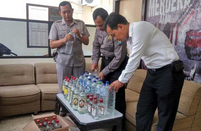 Cegah Korban Tewas, Polisi Sita Ratusan Botol Miras Cegah Korban Tewas, Polisi Sita Ratusan Botol Miras