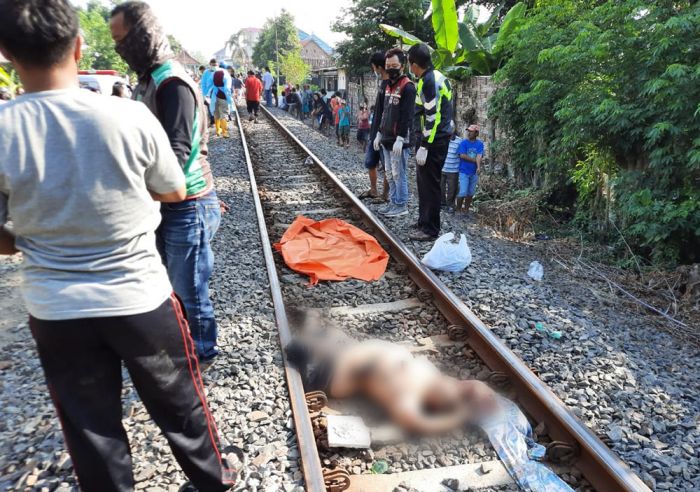 Duduk di Rel, Seorang Warga Sidoarjo Tewas Tertabrak Kereta Api Duduk di Rel, Seorang Warga Sidoarjo Tewas Tertabrak Kereta Api