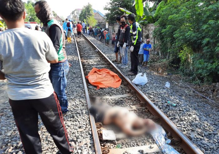 Duduk di Rel, Seorang Warga Sidoarjo Tewas Tertabrak Kereta Api