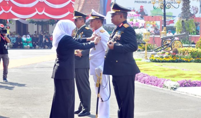 Berjasa Terhadap Pembangunan Jatim, Pangkoarmada II Dianugerahi Lencana Jer Basuki Mawa Bea Berjasa Terhadap Pembangunan Jatim, Pangkoarmada II Dianugerahi Lencana Jer Basuki Mawa Bea