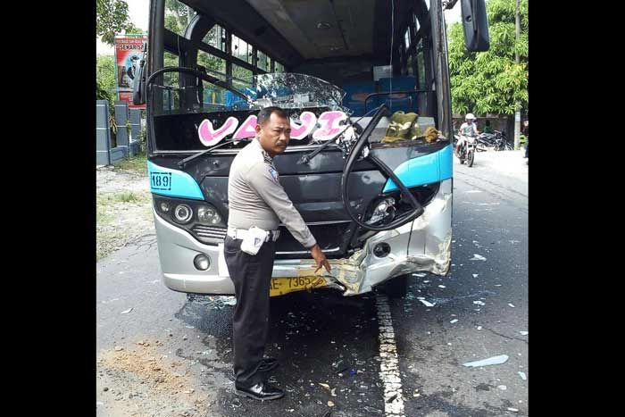 Hendak Antar Pesanan, Pemasok Arak Jowo di Ngawi Tewas Tertabrak Bus Hendak Antar Pesanan, Pemasok Arak Jowo di Ngawi Tewas Tertabrak Bus