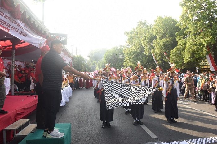 Wali Kota Kediri Berangkatkan Gerak Jalan Karakter Rute Gerilya Kemerdekaan Tingkat SD dan SMP Wali Kota Kediri Berangkatkan Gerak Jalan Karakter Rute Gerilya Kemerdekaan Tingkat SD dan SMP