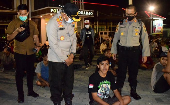 Sanksi Ikut Makamkan Korban Covid-19 untuk Ratusan Pemuda yang Terjaring Razia Balap Liar Sanksi Ikut Makamkan Korban Covid-19 untuk Ratusan Pemuda yang Terjaring Razia Balap Liar