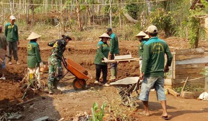 Begini Keseruan Emak-emak di Kedungsalam Bantu Satgas TMMD Kodim 0818