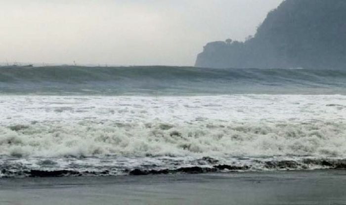 Gelombang Pasang Masih Terjadi di Perairan Pacitan