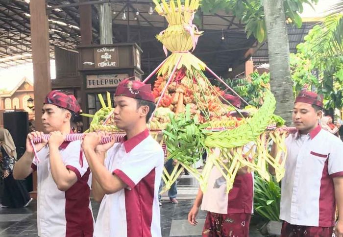 Kirab Ketupat Coklat Jadi Daya Tarik Lebaran di Kampung Coklat Blitar