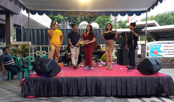 KB Samsat Manyar Dangdutan di Injury Time Pemutihan Denda Pajak KB Samsat Manyar Dangdutan di Injury Time Pemutihan Denda Pajak