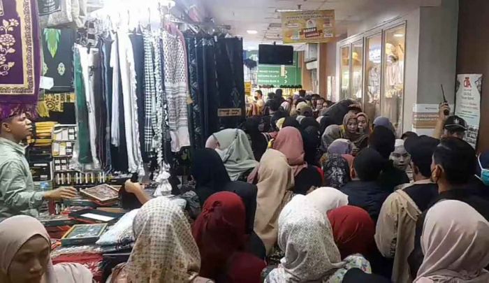 Pasar Tanah Abang Ramai Pengunjung Jelang Ramadhan Pasar Tanah Abang Ramai Pengunjung Jelang Ramadhan