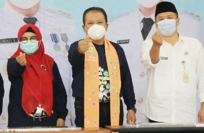 Hadiri Peringatan HKN, Bupati Hendy Bersama Wabup Gus Firjaun Imbau Masyarakat Ikut Vaksinasi Hadiri Peringatan HKN, Bupati Hendy Bersama Wabup Gus Firjaun Imbau Masyarakat Ikut Vaksinasi