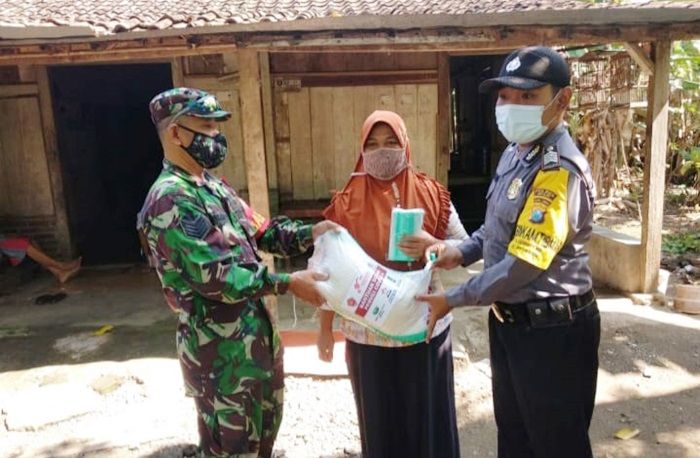 Babinsa dan Bhabinkamtibmas Widodaren Ngawi Salurkan Bantuan Sembako ke Warga Babinsa dan Bhabinkamtibmas Widodaren Ngawi Salurkan Bantuan Sembako ke Warga